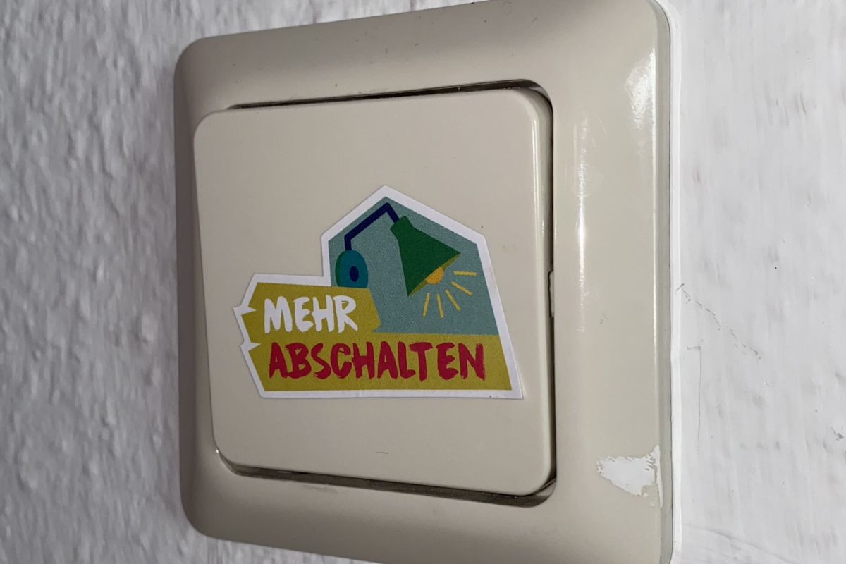 Steckdose mit Sticker 