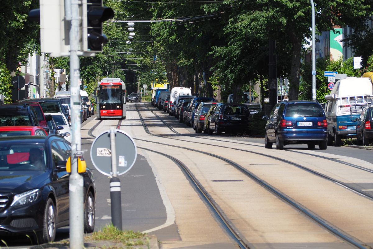 Straßenszene mit einer anfahrenden Straßenbahn