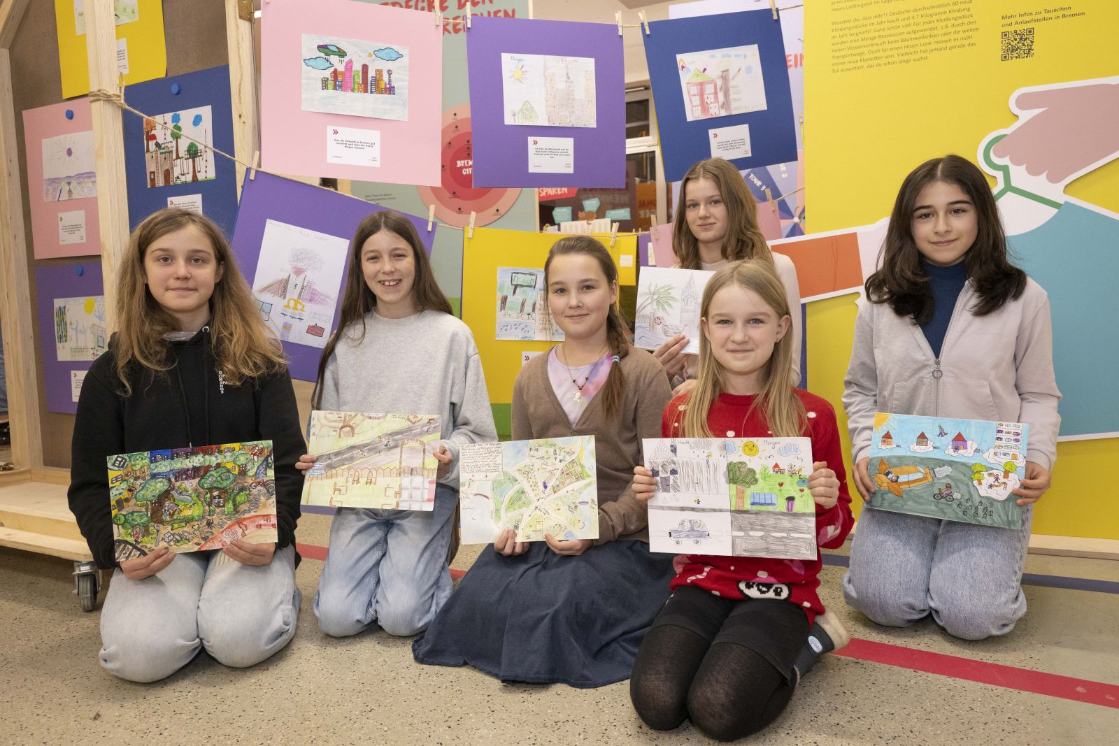 Die sechs Gewinner*innen des Malwettbewerbs mit ihren Bildern