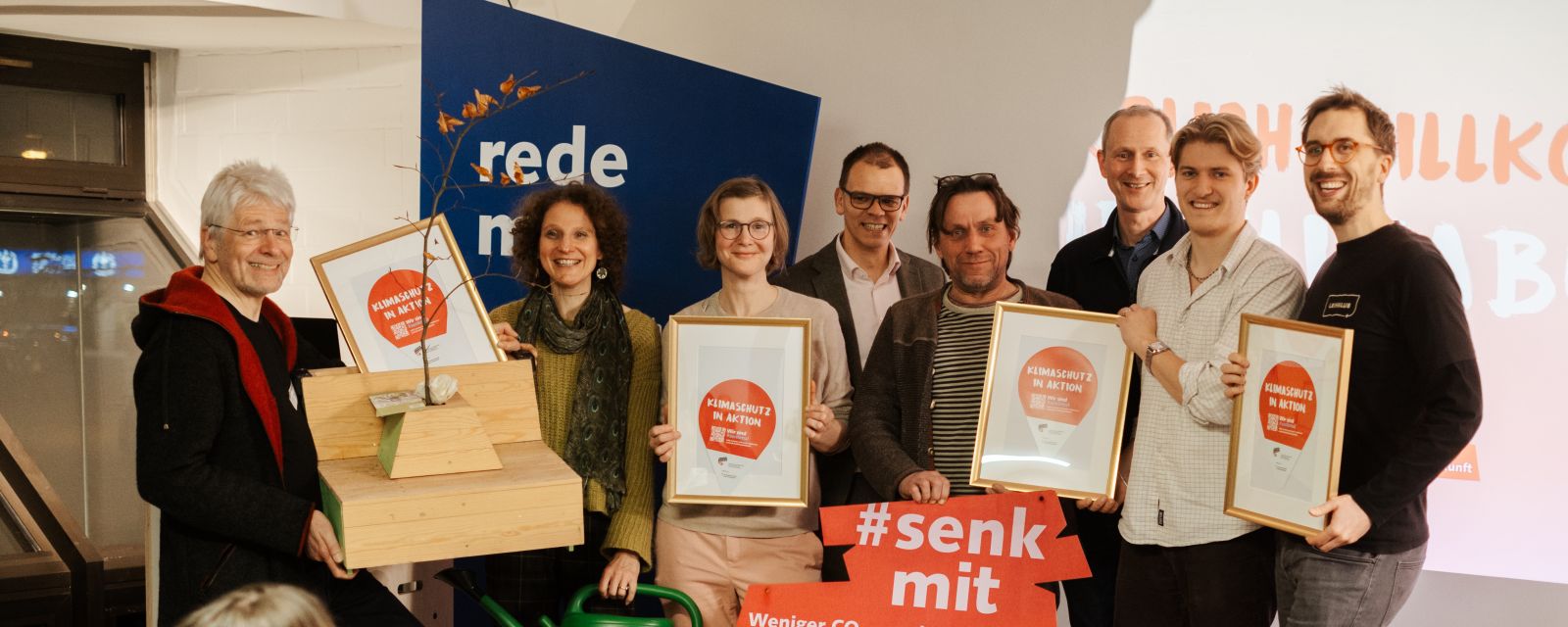 Im Zeichen des Klimaschutzes: Staatsrat Jan Fries und energiekonsens Geschäftsführer Martin Grocholl überreichen die Auszeichnung „Senkmal“ an vier Bremer Projekte. Die Klimaschutzinitiativen freuen sich über die Ehrung (v.l.n.r.): Klaus-Peter Land und Sandra Conrad-Juhls (Wanderbaumallee), Bettina Rabe (Klimazone Findorff), Staatsrat Jan Fries (Senatorin für Umwelt, Klima und Wissenschaft), Michael Hinrichs (Fixit), Marin Grocholl (energiekonsens), Magnus Hackmann (Fixit) und Fabian Oestreicher (Leihklub Bremen).