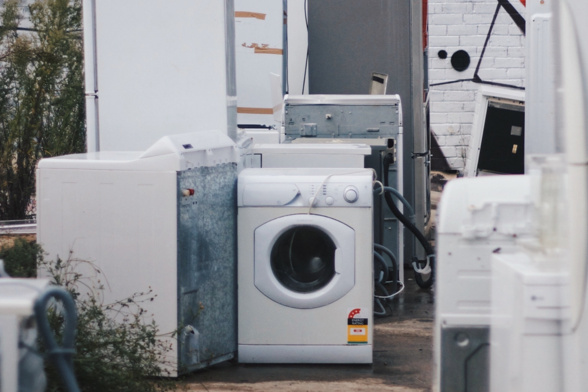 verschiedene elektrische Geräte stehen auf der Straße